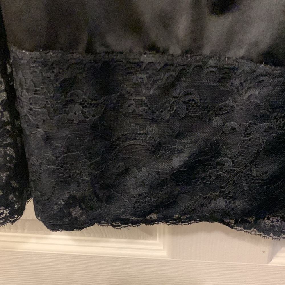 VINTAGE VAN ROALTE BLACK NYLON 1/2 SLIP WIDE LACE BOTTOM (MADE USA) no SZ tag…